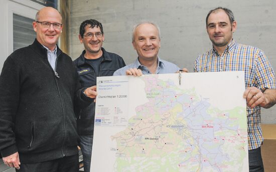 Schlüsselübergabe (von Links): Hanspeter Koller, Brunnenmeister EWA Ruedi Fässler, Bezirksrat Albert Sutter und Ansprechperson Stefan Inauen