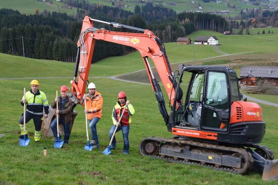 Stefan Inauen, der Brunnenmeister der Wasserversorgung Appenzell, Bezirksrat Albert Sutter, Bauführer Maurus Mazenauer und Tiefbaufachmann Yves Ulmann (von links) begingen den Spatenstich für das neue Hasler Projekt