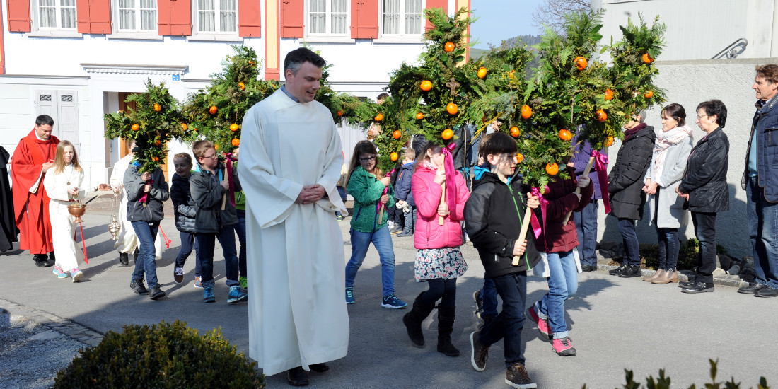 Peter Sutter und Chläus Peterer (links und rechts aussen) ersetzen Ursula Isenring-Koller und Franz Ehammer als Mitglieder des Kirchenrates.